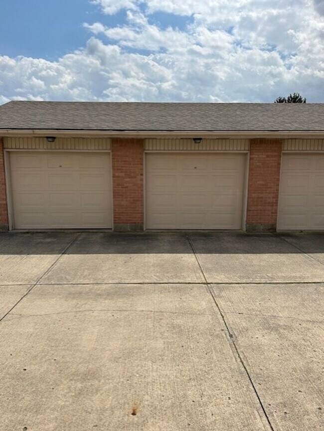 Building Photo - 2 Bedroom & 1.5 Bath Townhome with Garage ...