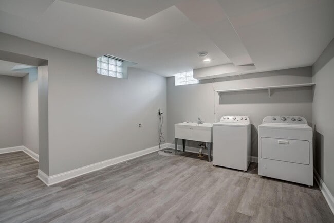 Building Photo - 2056 Summit Ave