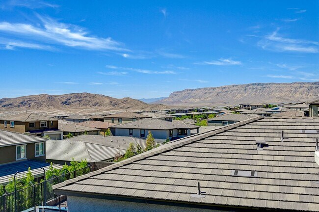 Building Photo - Stunning Fully Furnished 5-Bedroom Home in...