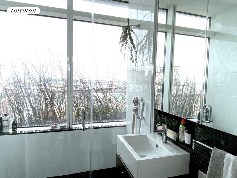 Building Photo - 10-17-17 Jackson Ave