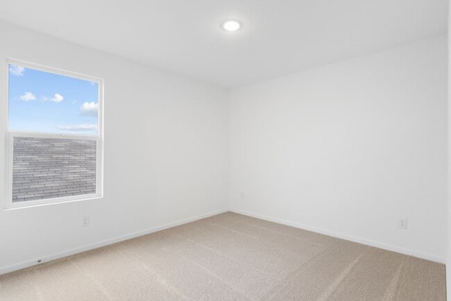 Building Photo - 972 Creek