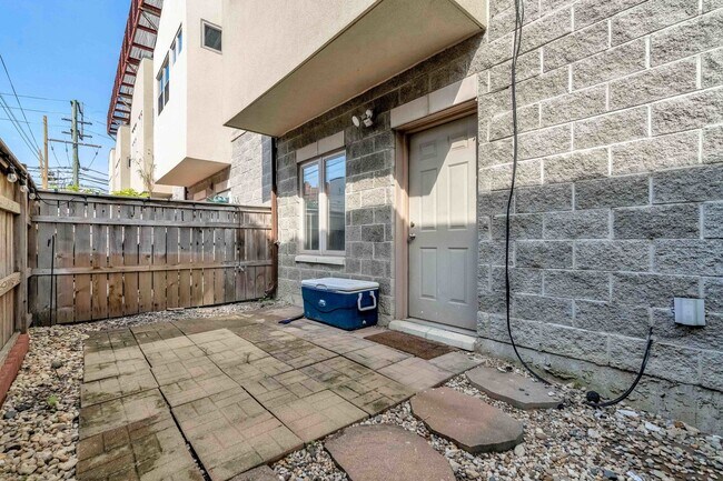 Building Photo - 3262 W Armitage Ave