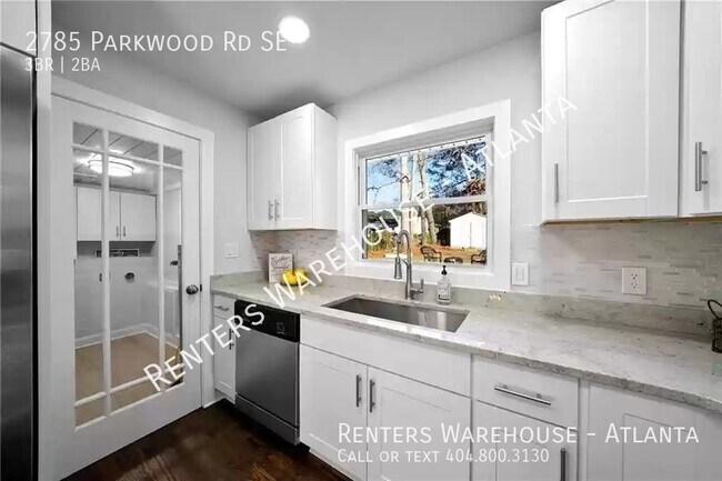 Building Photo - Gorgeous RENOVATION! 3 Bedroom in Heart of...