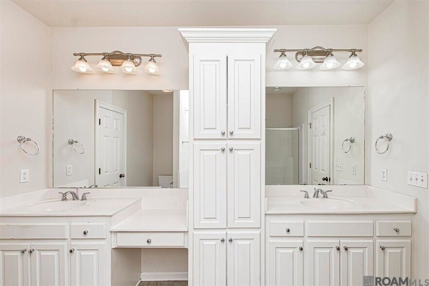 Building Photo - 9015 Westlake Ave