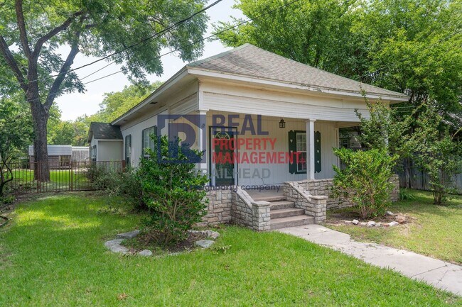 Building Photo - Cozy 2 Bedroom Home Near Historic Downtown Glen Rose