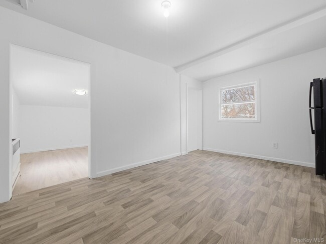 Building Photo - 19 E Castle Ave