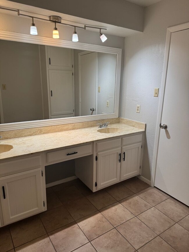 Building Photo - 5921 Pleasant Hill Dr