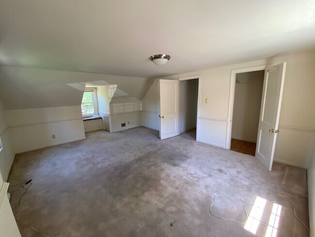 Building Photo - 104 N Oak St