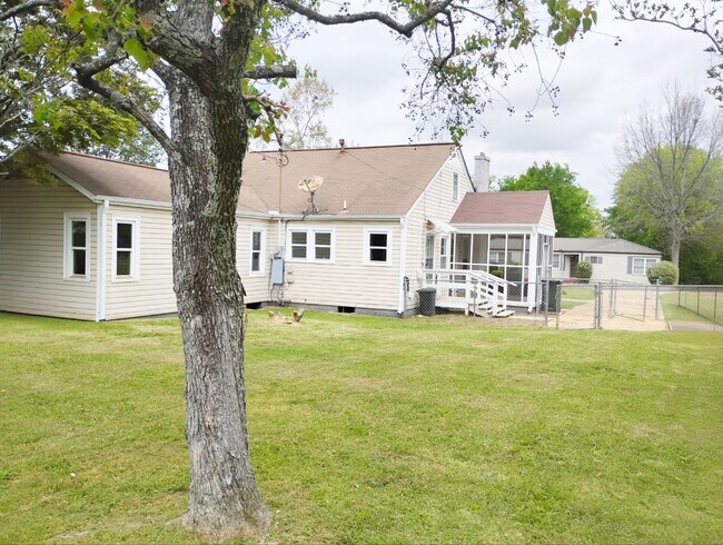 Building Photo - Stunning 3 Bedroom/2 Bath Awaits You