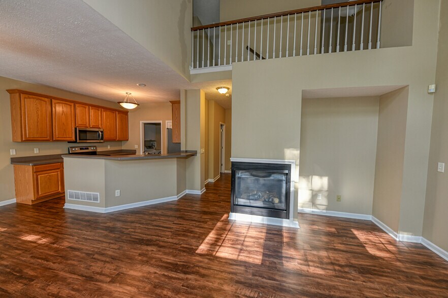 Building Photo - 5845 Crescent Ridge Dr