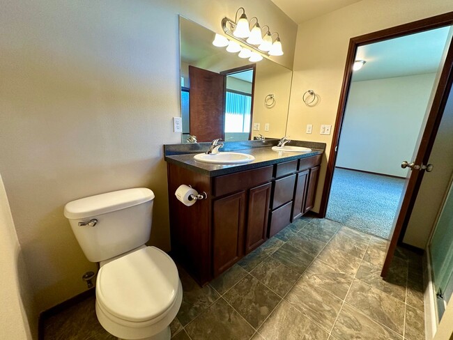 Building Photo - Large 5 Bedroom Home - North of CWU