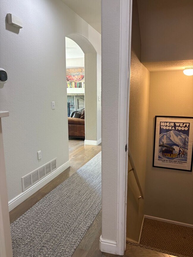 Building Photo - High-End 4 Bed 3.5 Bath Home Next to Arapa...