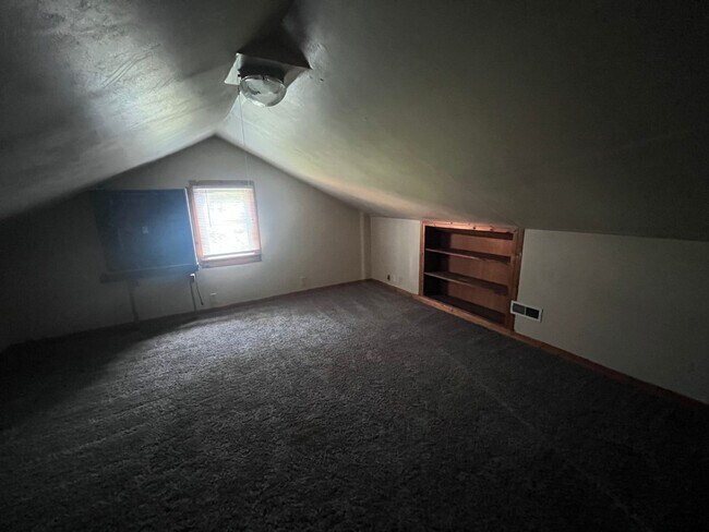 Building Photo - 4 Bedroom 2 Bath on Campus