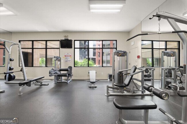 Building Photo - 3481 Lakeside Dr NE