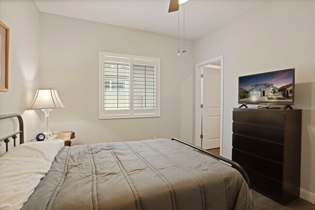 Building Photo - Spacious 5 Bedroom Home in Lodi with 1st f...
