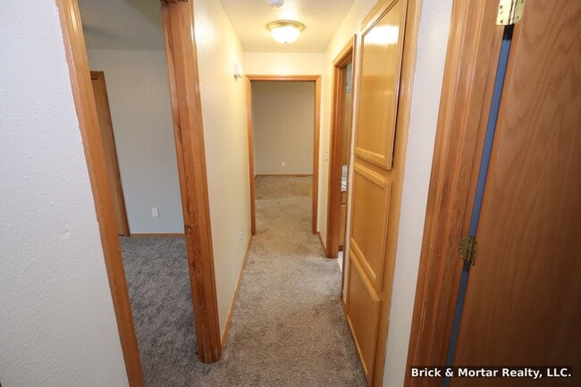 Building Photo - 3 Bedroom, 2 bath house with A/C!