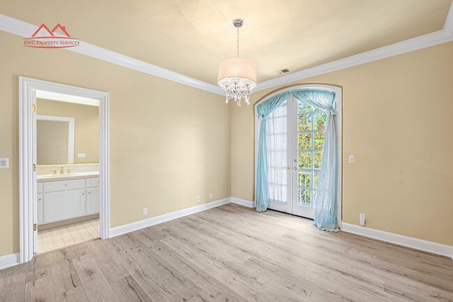Building Photo - 5662 Country Club Pkwy