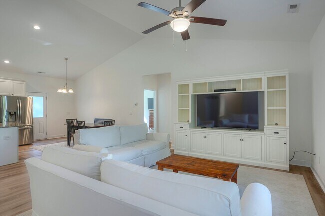 Building Photo - Charming 3 Bed, 2 Bath Home in Peaceful Ru...