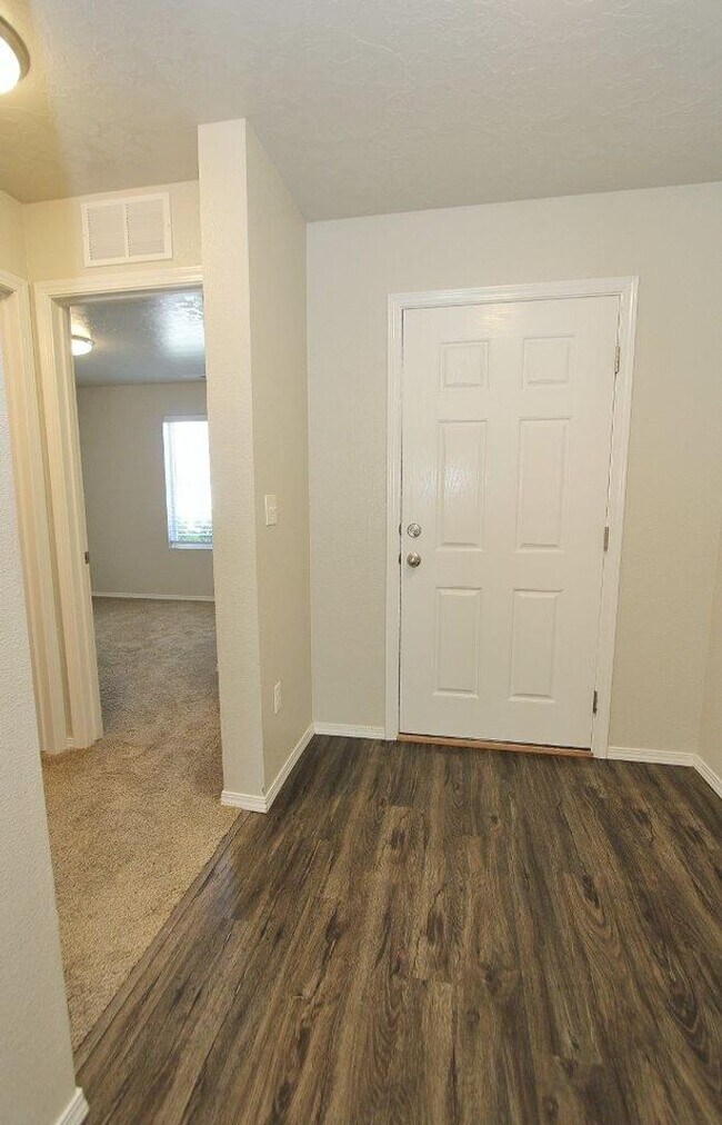 Building Photo - Immaculate Single-Level Home in Quiet Neighborhood
