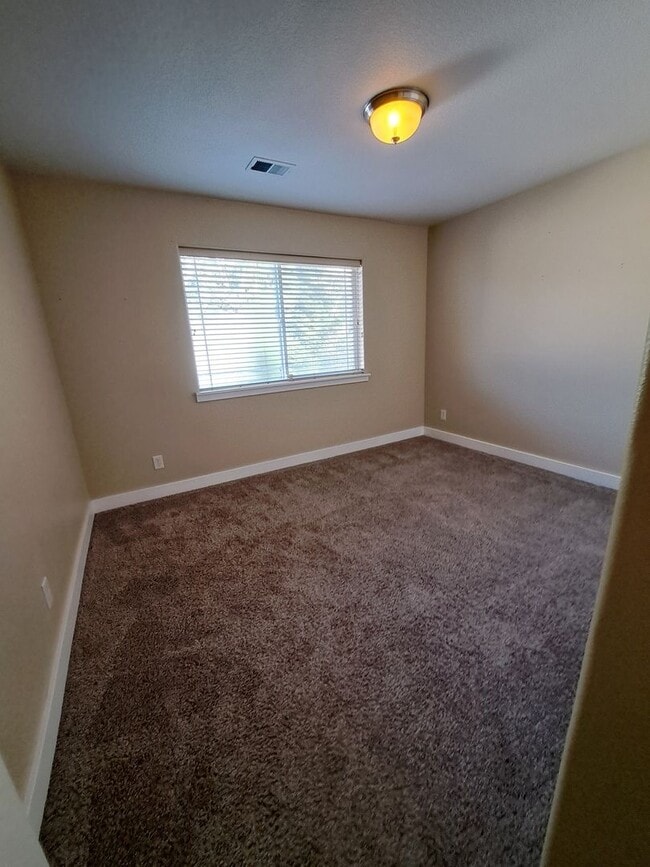 Building Photo - Secluded 5 bedroom Amazing Views Green Space