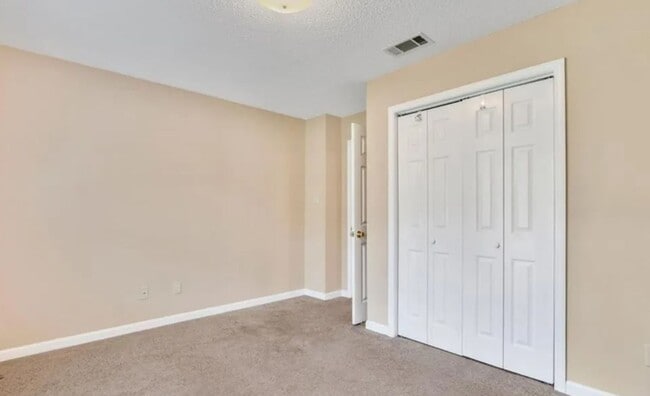 Building Photo - Charming 3 Bed / 2 Bath Home with Split Fl...