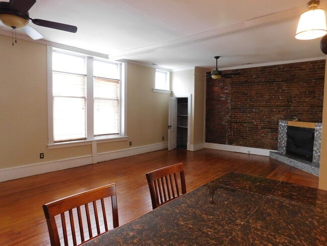 Building Photo - 216 Middle St