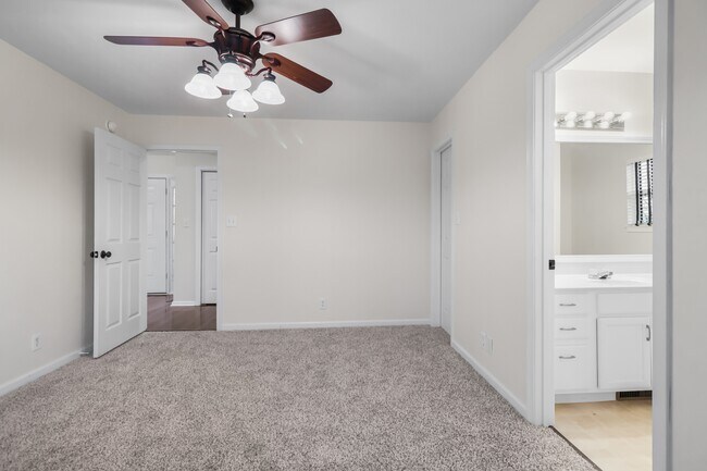 Building Photo - 3817 Roscommon Way