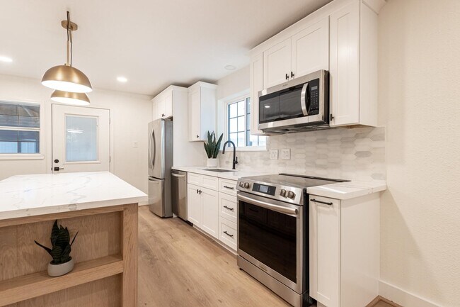 Building Photo - 1102 Ashdale Dr