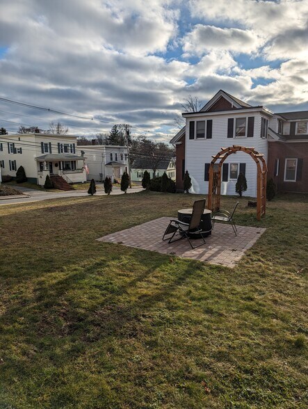 Building Photo - 264 Elm St