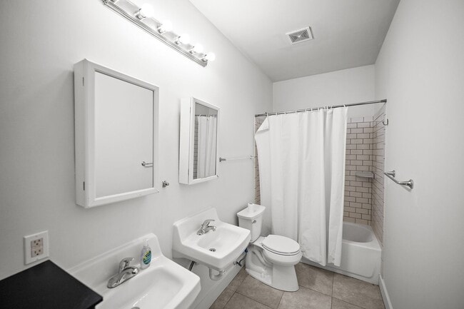 Building Photo - 635 E Azalea Ave