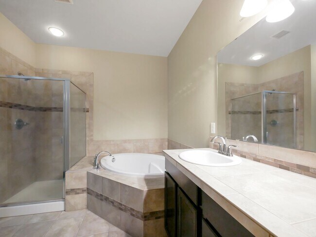 Building Photo - Peaceful 3 bed, 2.5 bath townhouse in Rent...