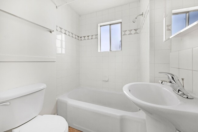 Building Photo - Two Bed 2 Bath Single Family Home Close to...