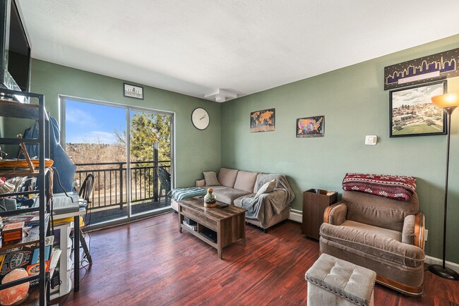 Building Photo - Top-Floor Condo with Trail Access + Commun...