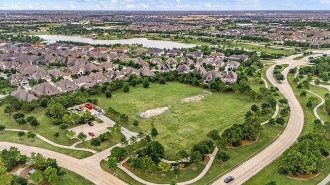 Building Photo - 16746 Highland Country Dr