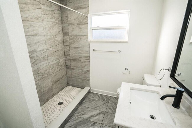 Building Photo - 1007 E 32nd Ave