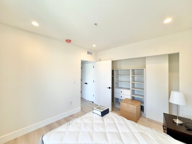 Building Photo - 226 N Berendo St