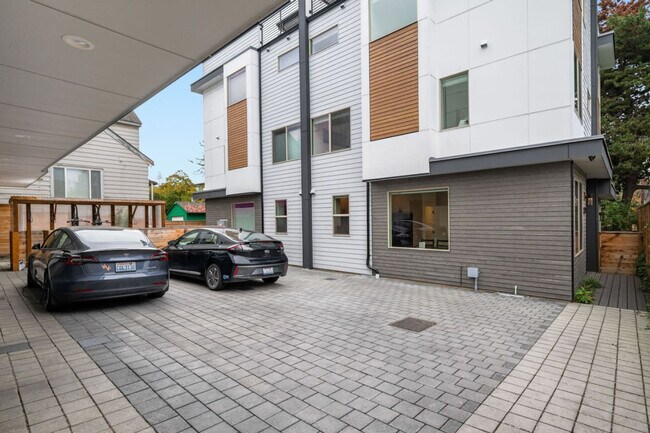 Building Photo - 823 NE 70th St