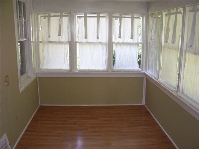 Building Photo - 112 N Hager Ave