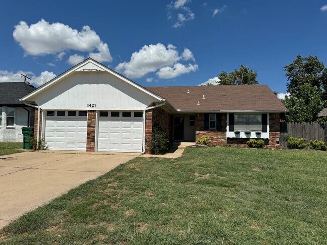 Building Photo - New paint, ready for move in, 3 bed 2 bath, 2 car in south OKC!