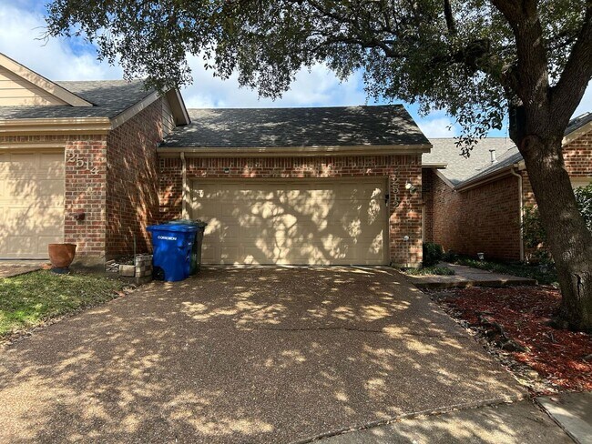 Building Photo - Ready to move in.....Fresh Paint and much more....