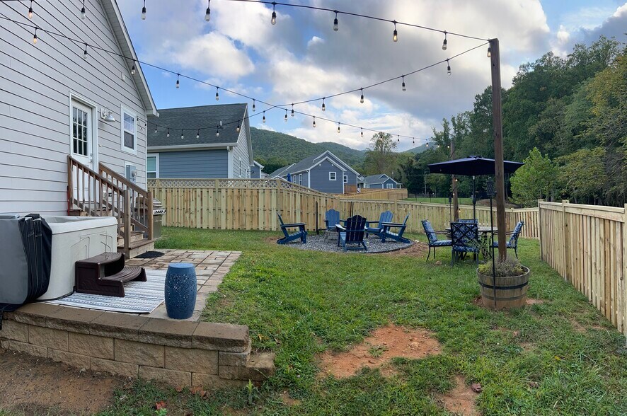 Building Photo - 1208 Seven Sisters Ln