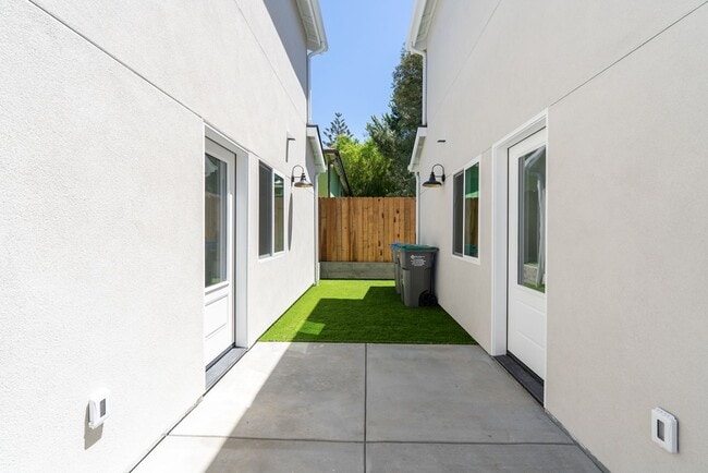 Building Photo - AVAILABLE FOR 2026-2027 SCHOOL YEAR...14 B...