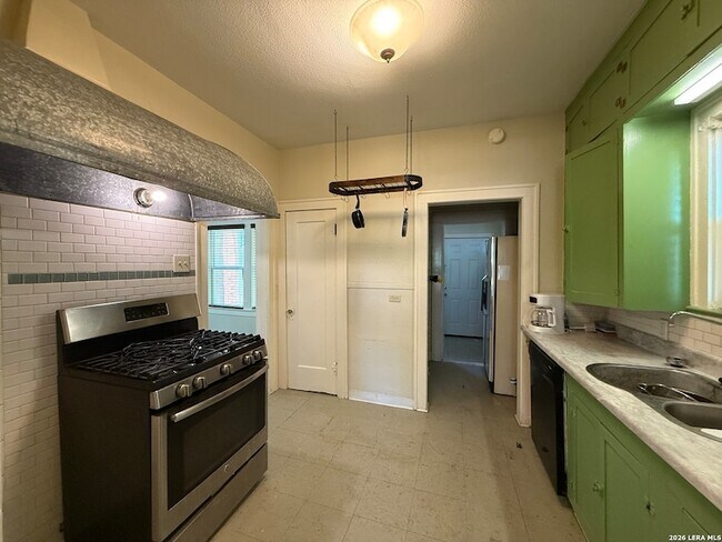 Building Photo - 630 W Gramercy Pl