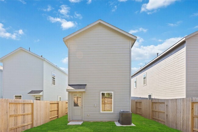 Building Photo - 905 Pertuso Ln