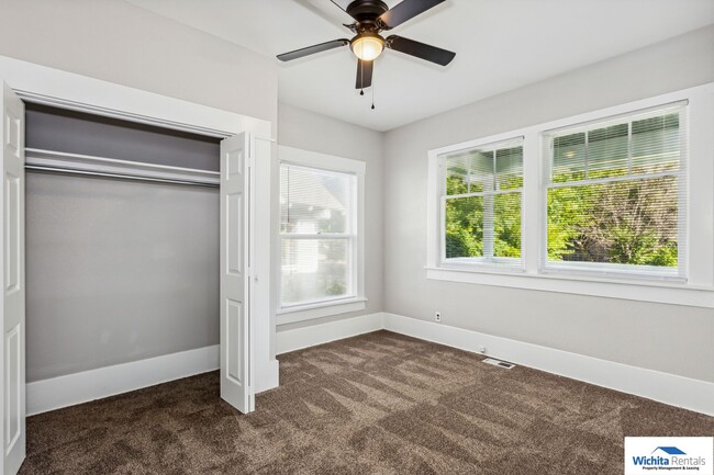 Building Photo - Large Bungalow  in College Hill - **Move in Special - 1/2 off first months rent**