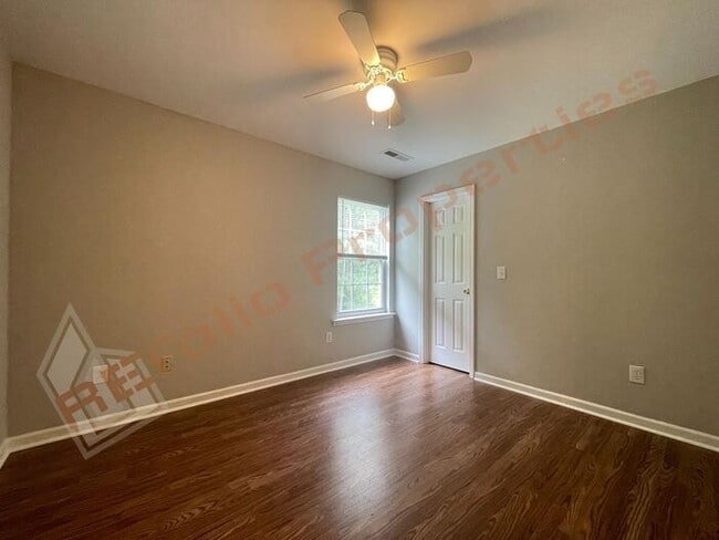 Building Photo - Beautiful 3 Bedroom 1 Car-Garage Home loca...