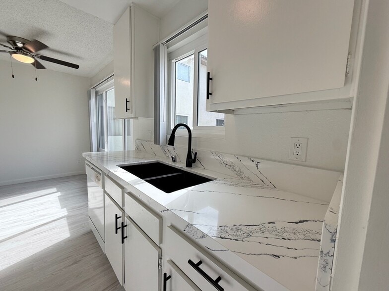 Building Photo - Western Serrano Ave Apartments