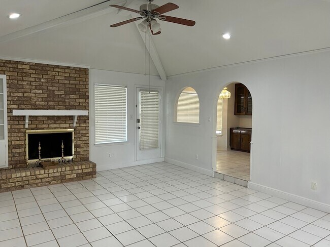 Building Photo - 1709 Vicksburg Dr