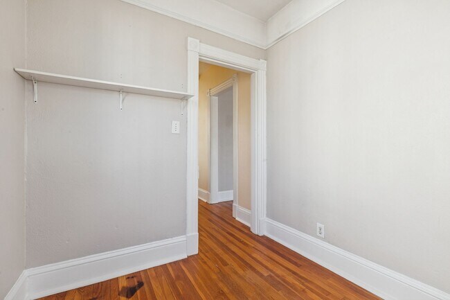 Building Photo - BEAUTIFUL Second Floor Unit in Olde Towne!