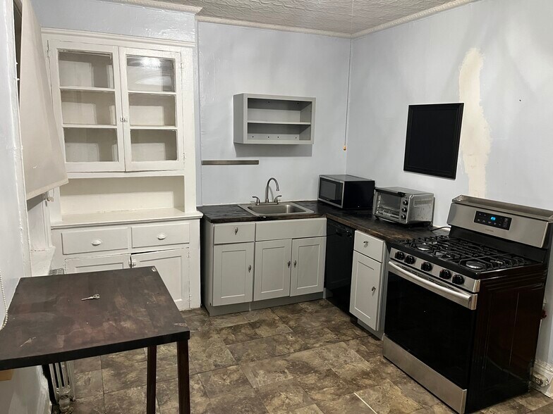 Kitchen 2 - 77 Calyer St